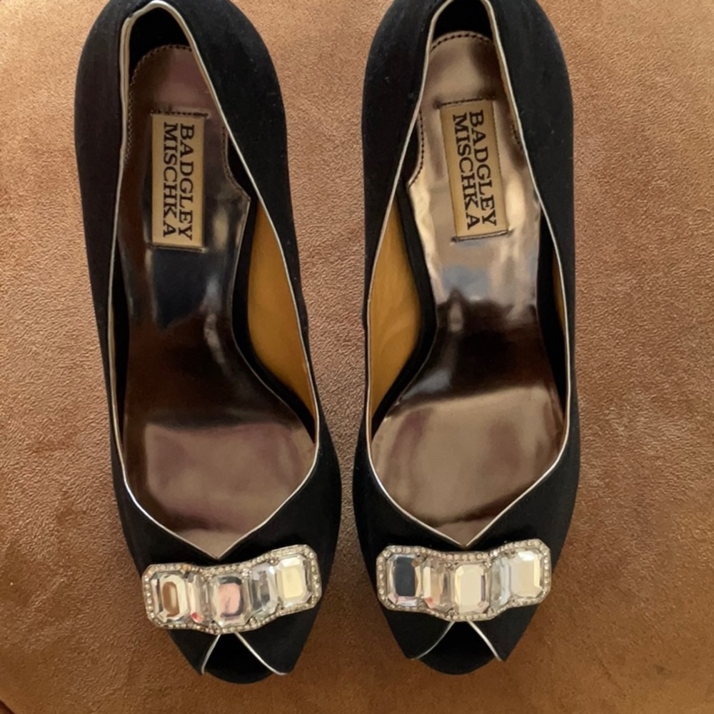 BADGLEY MISCHKA black satin jeweled platform heels shoes 9 worn for 2h peep toe